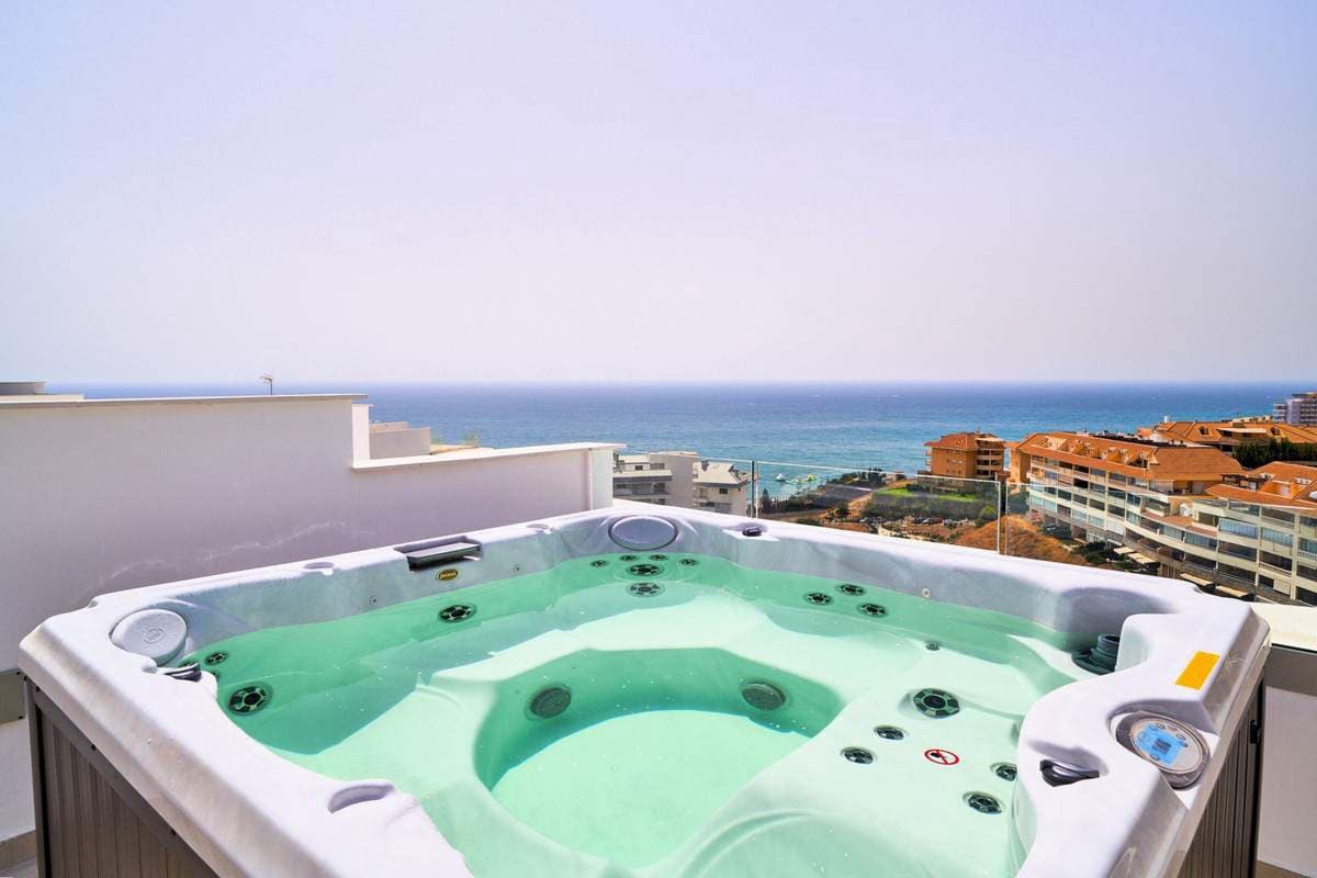 2 bedroom Apartment for sale in Fuengirola with pool garage - € 580,000 (Ref: 7450633)