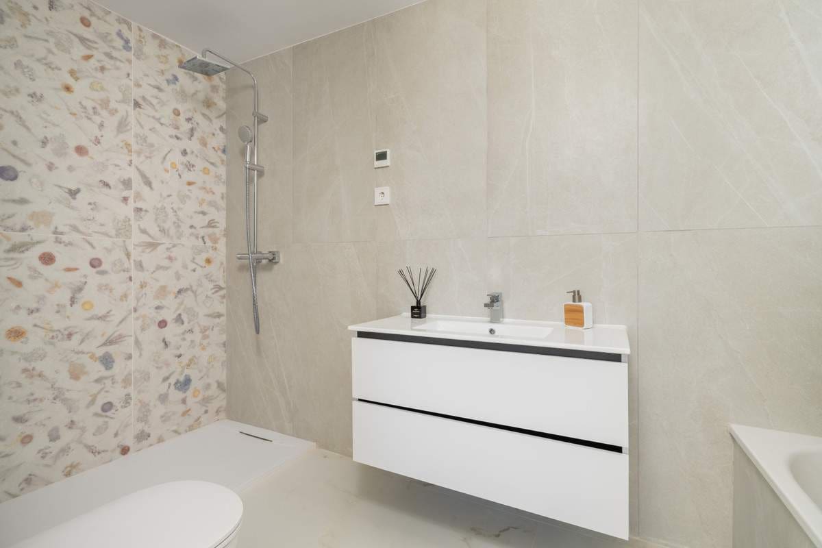 3 bedroom Apartment for sale in Estepona with pool garage - € 725,000 (Ref: 7754175)