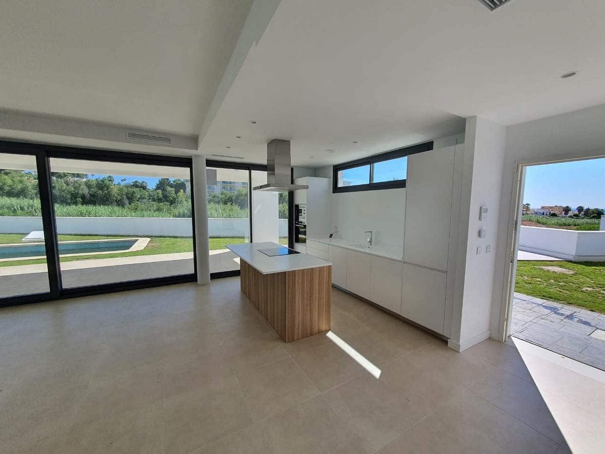 4 soveværelse Villa til salg i Castillo de la Duquesa med swimmingpool garage - € 1.065.000 (Ref: 8815002)