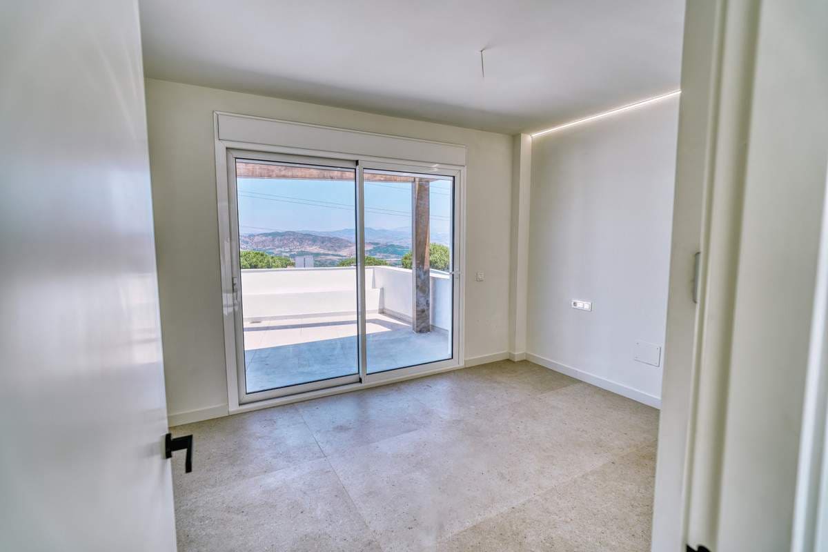 4 sypialnia Willa na sprzedaż w Pinos de Alhaurin z basenem garażem - 890 000 € (Ref: 9187445)