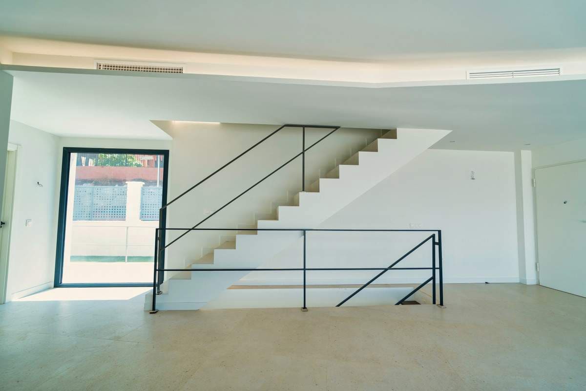 4 sypialnia Willa na sprzedaż w Pinos de Alhaurin z basenem garażem - 890 000 € (Ref: 9187445)