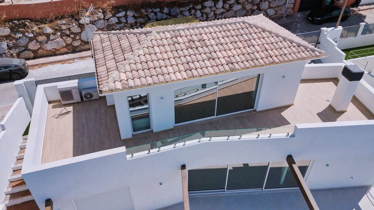 4 sypialnia Willa na sprzedaż w Pinos de Alhaurin z basenem garażem - 890 000 € (Ref: 9187445)