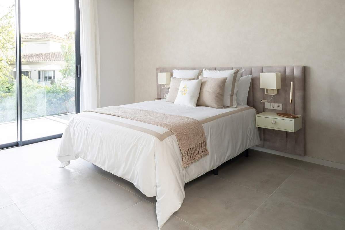 6 bedroom Villa for sale in El Paraiso with pool garage - € 7,200,000 (Ref: 9255798)