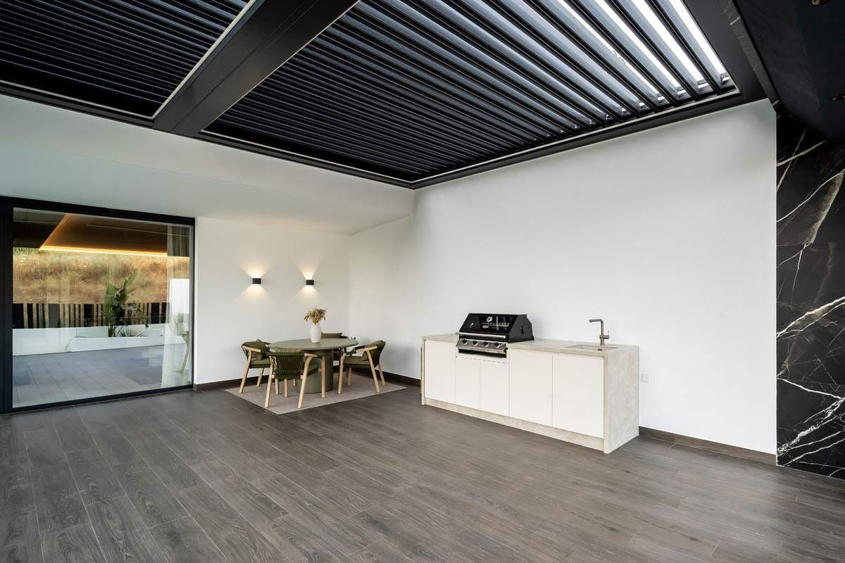 6 bedroom Villa for sale in El Paraiso with pool garage - € 7,200,000 (Ref: 9255798)