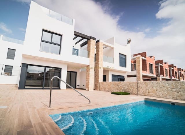 4 soveværelse Villa til salg i Punta Prima, Orihuela med swimmingpool - € 699.900 (Ref: 9027700)