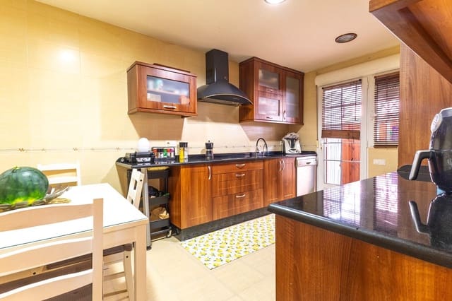 5 makuuhuone Bungalow myytävänä paikassa Monforte del Cid mukana uima-altaan 
autotalli - 280 000 € (Ref: 9403292)