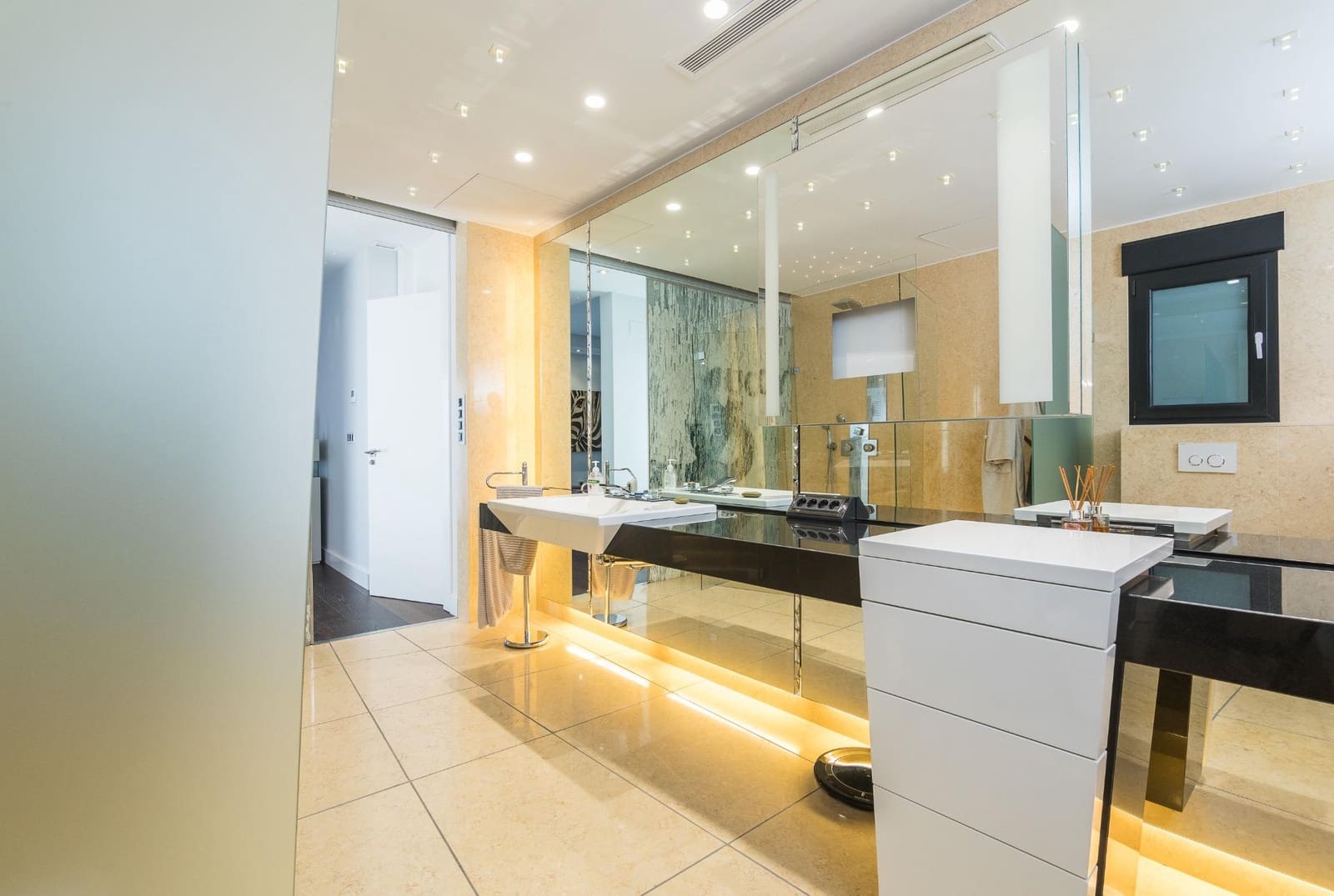 4 bedroom Villa for sale in Arenales del Sol with pool garage - € 1,700,000 (Ref: 9468589)