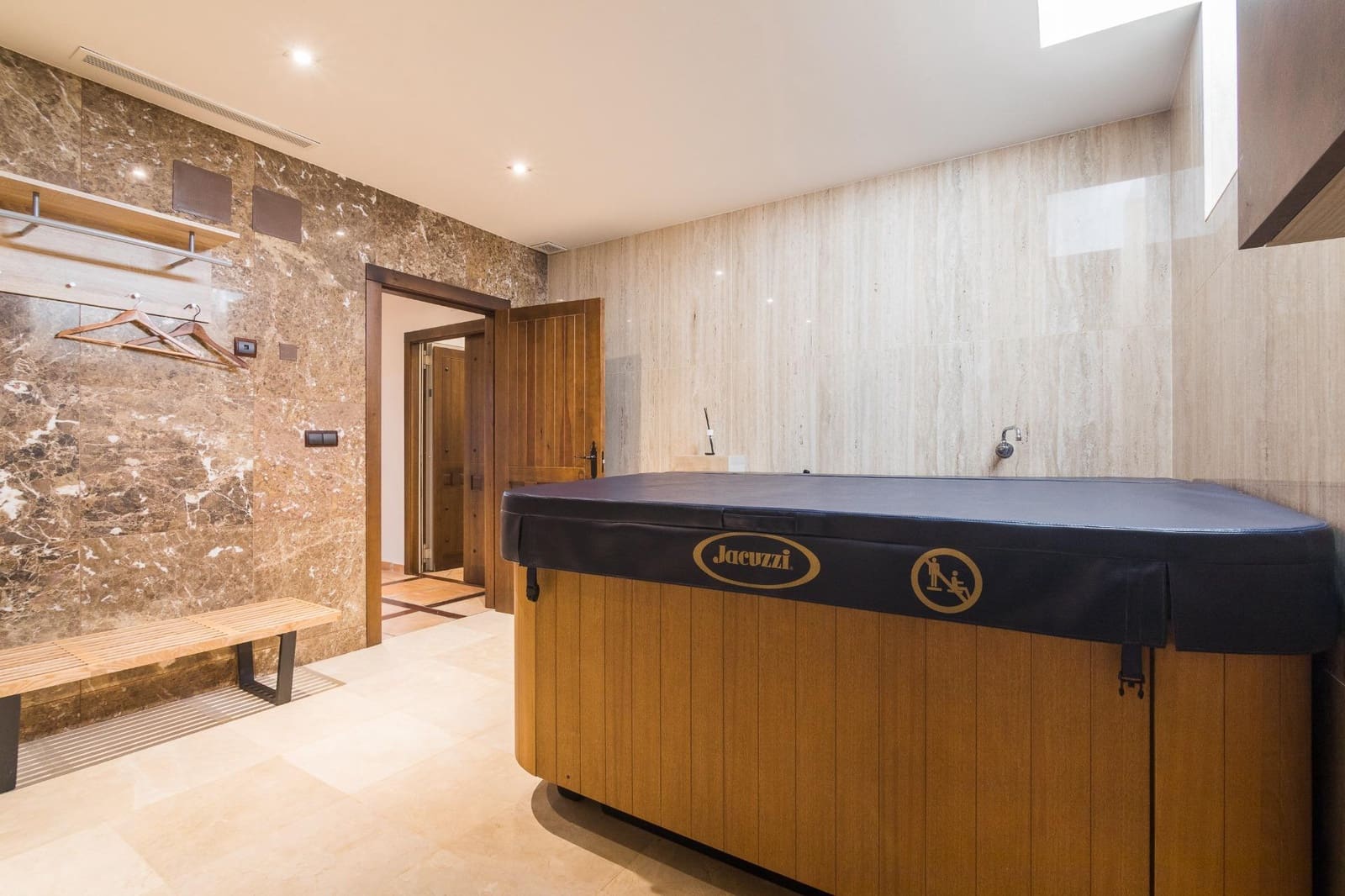 4 bedroom Villa for sale in Arenales del Sol with pool garage - € 1,700,000 (Ref: 9468589)