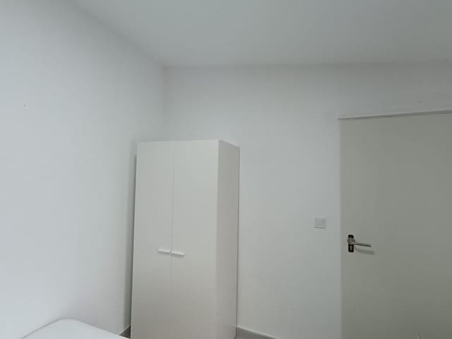 3 bedroom Flat for rent in Benalúa, Alicante / Alacant city - € 300 (Ref: 9485360)