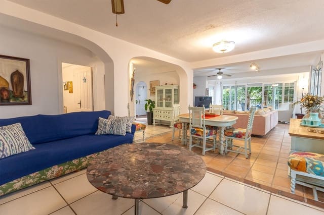 6 slaapkamer Villa te koop in El Campello met garage - € 695.000 (Ref: 9502620)