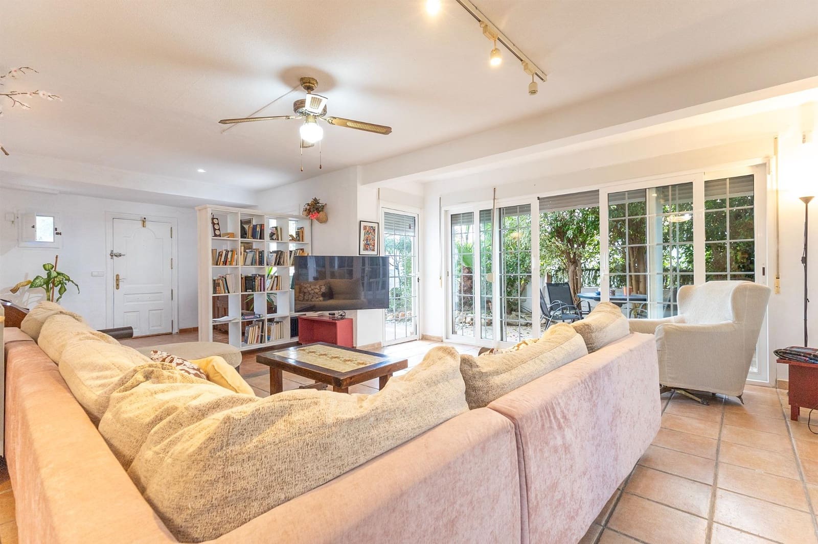 6 bedroom Villa for sale in El Campello with garage - € 695,000 (Ref: 9502620)