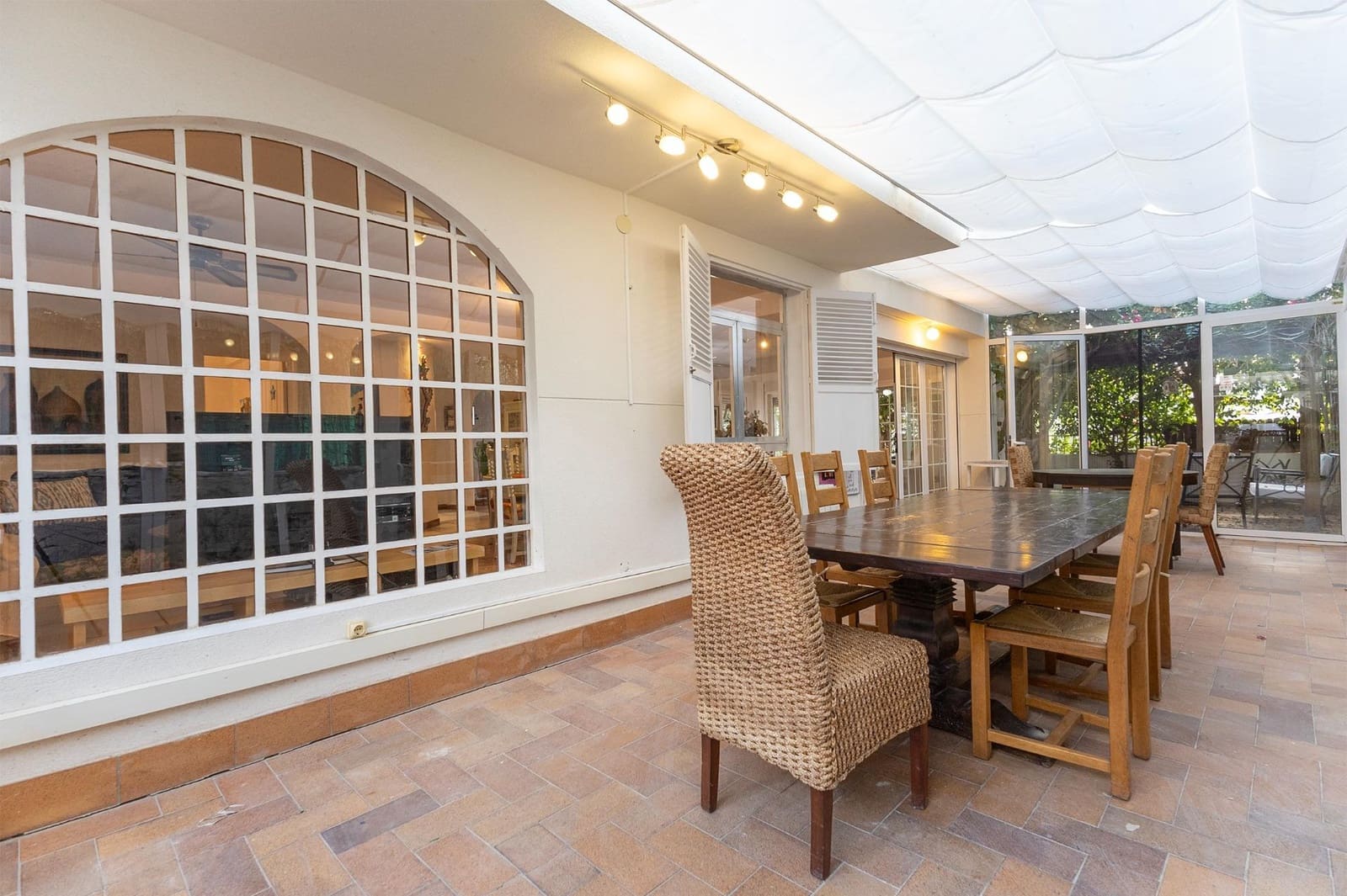 6 bedroom Villa for sale in El Campello with garage - € 695,000 (Ref: 9502620)