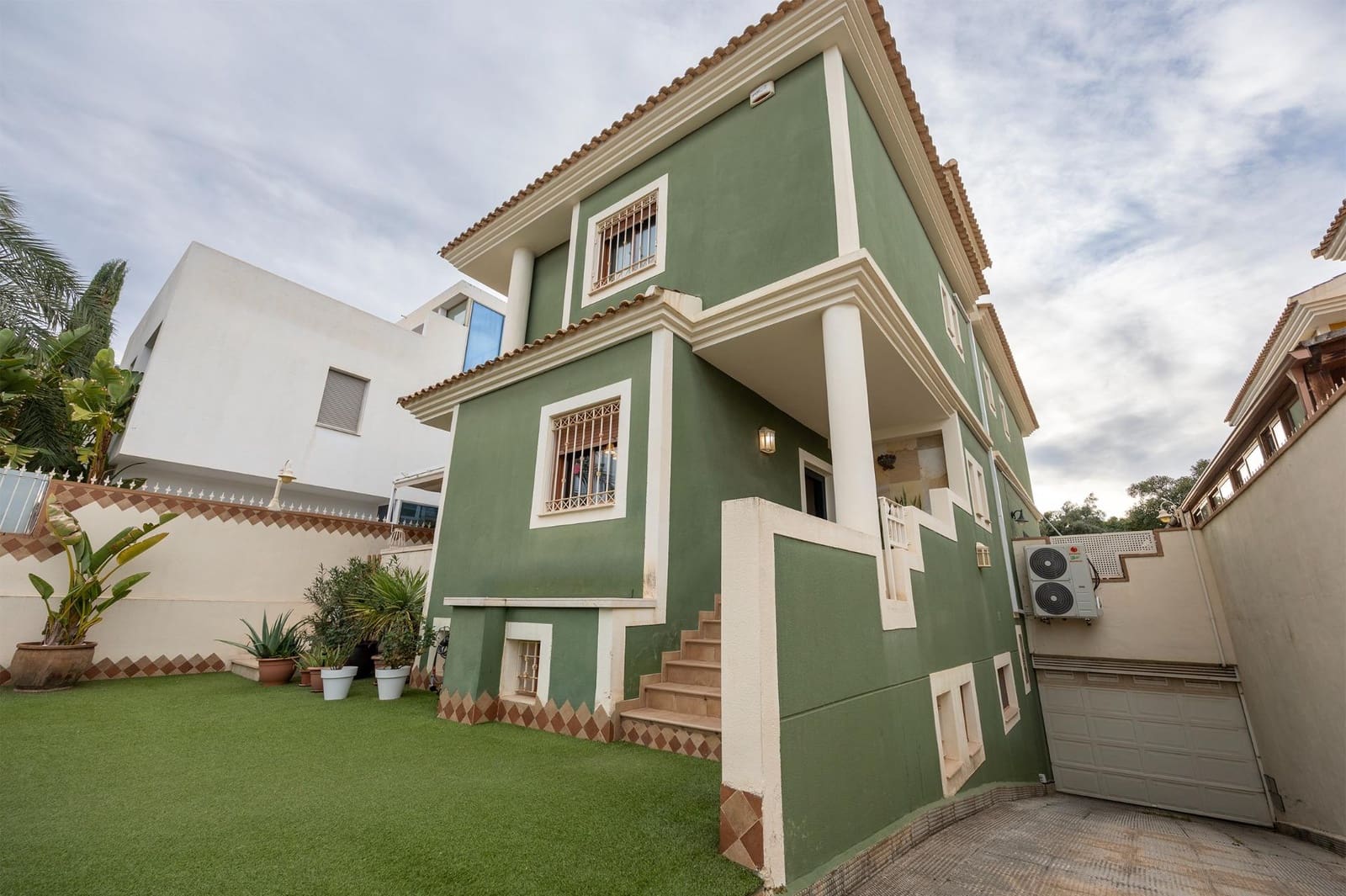 5 soveværelse Villa til salg i Alicante by med swimmingpool garage - € 1.295.000 (Ref: 9502634)