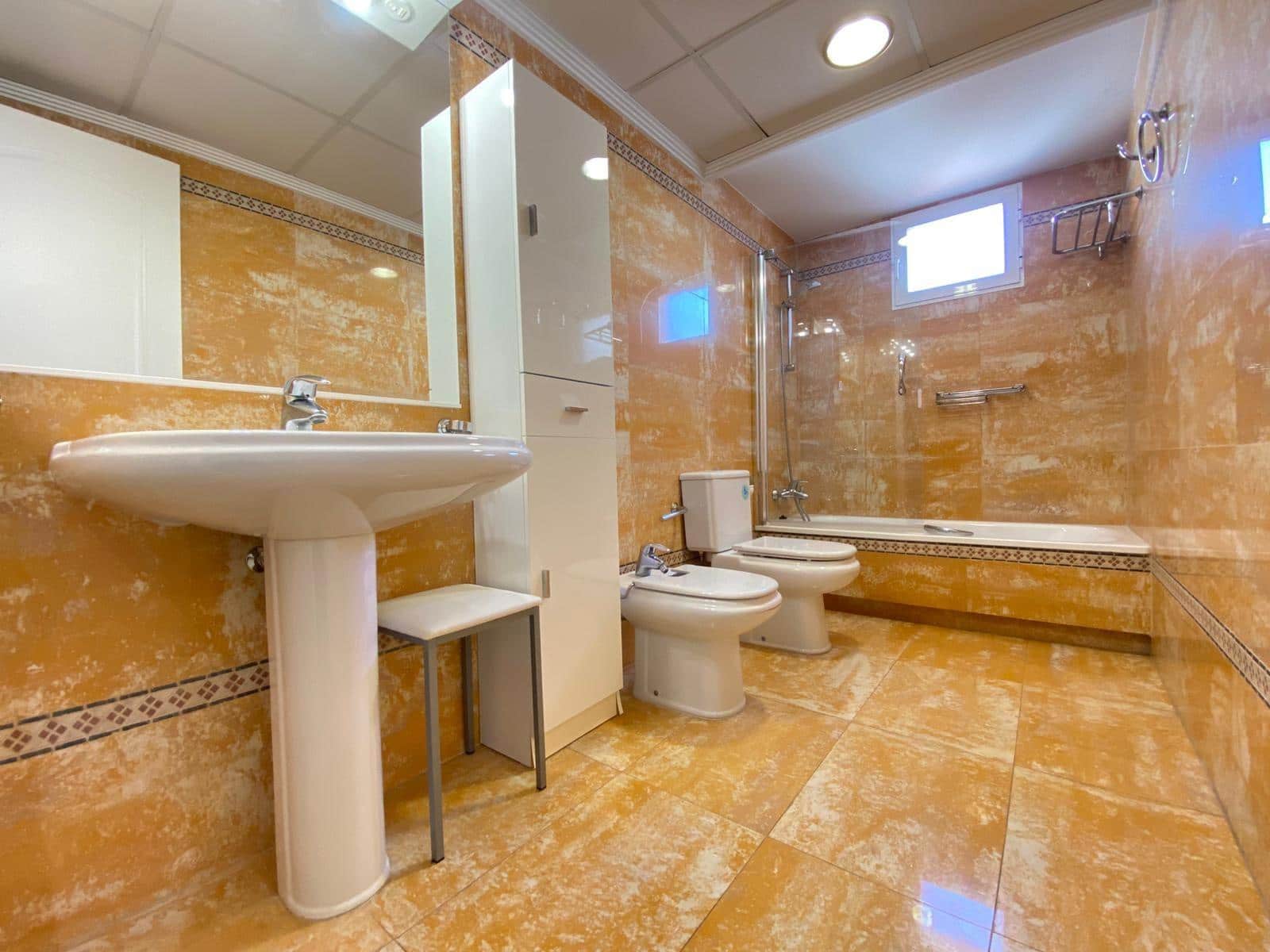 4 makuuhuone Asunto myytävänä paikassa Alicante kaupunki mukana 
autotalli - 350 000 € (Ref: 9519219)