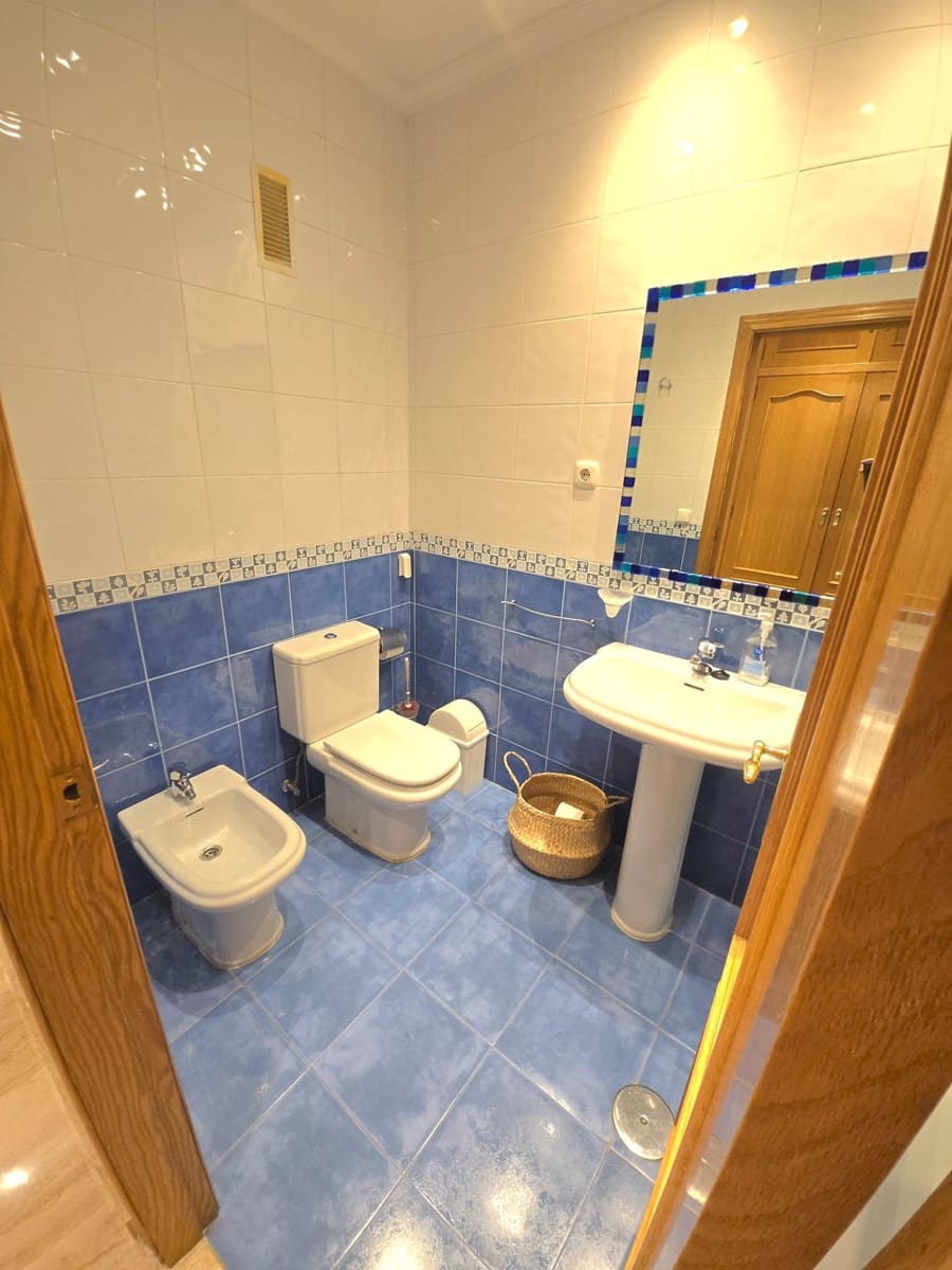 3 soveværelse Lejlighed til leje i Alicante by med garage - € 1.200 (Ref: 9569007)