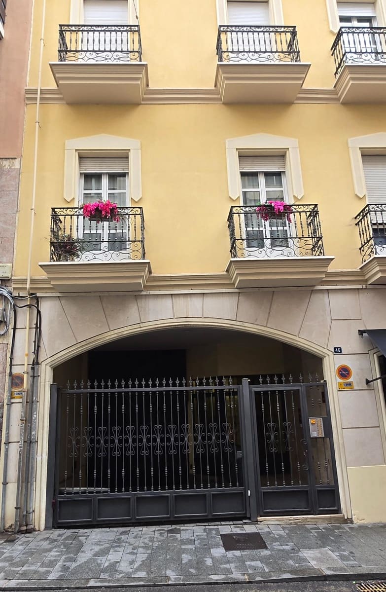 3 soveværelse Lejlighed til leje i Alicante by med garage - € 1.200 (Ref: 9569007)