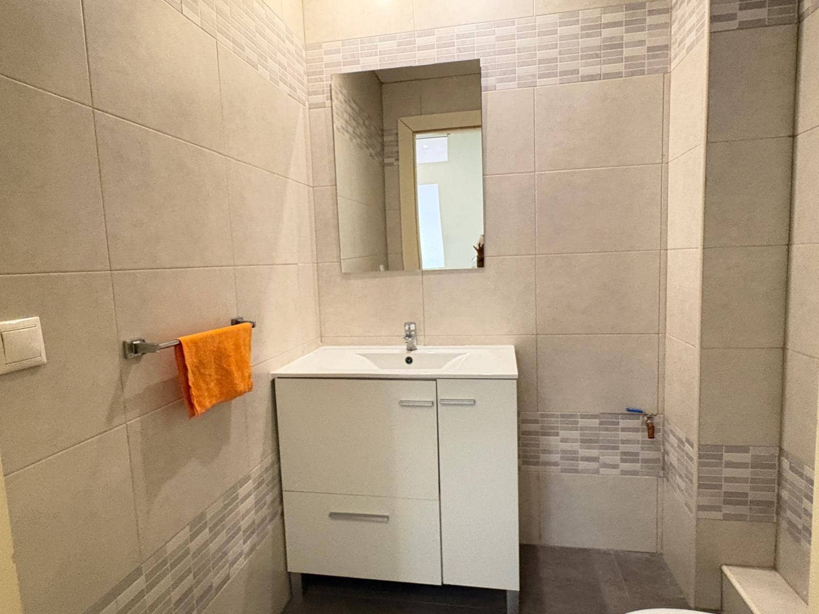 6 soveværelse Erhverv til leje i Alicante by - € 900 (Ref: 9804538)