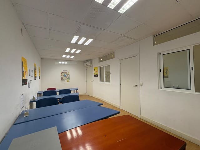 6 soveværelse Erhverv til leje i Ensanche - Diputacion, Alicante by - € 900 (Ref: 9804538)