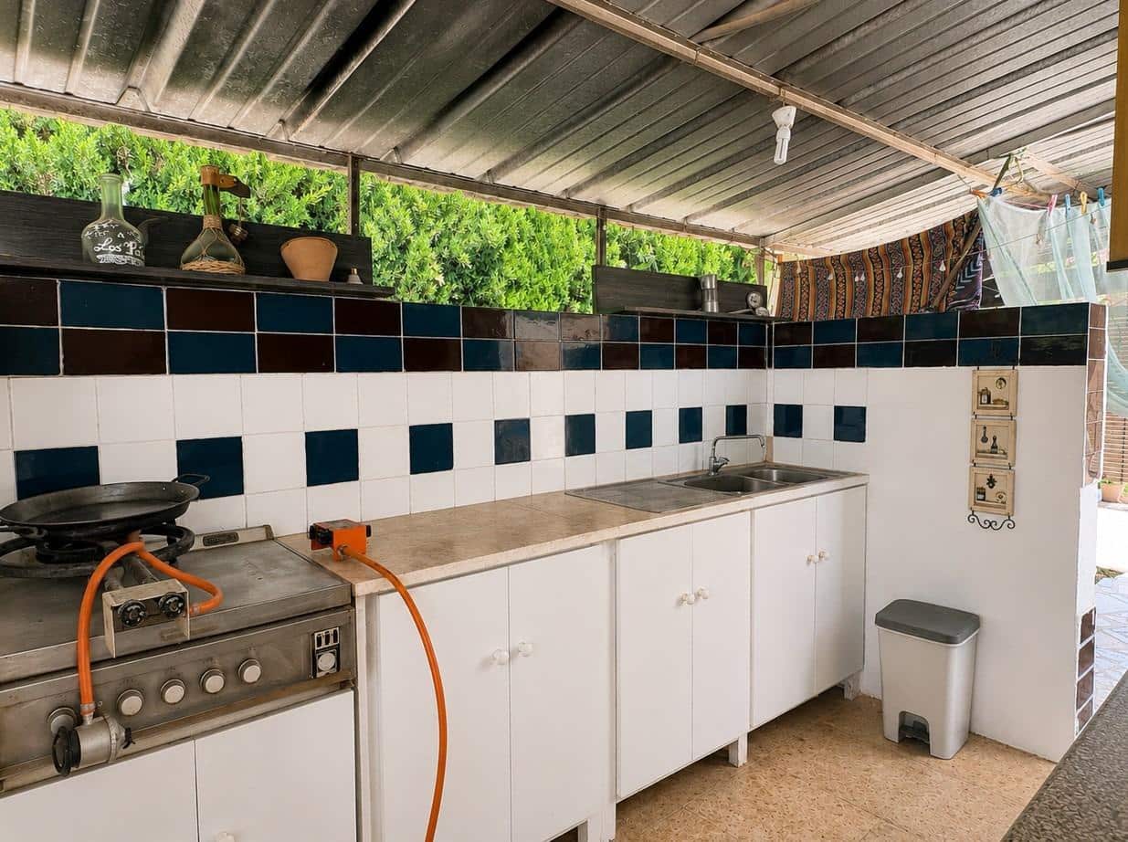4 bedroom Villa for sale in Busot with pool garage - € 350,000 (Ref: 9900236)
