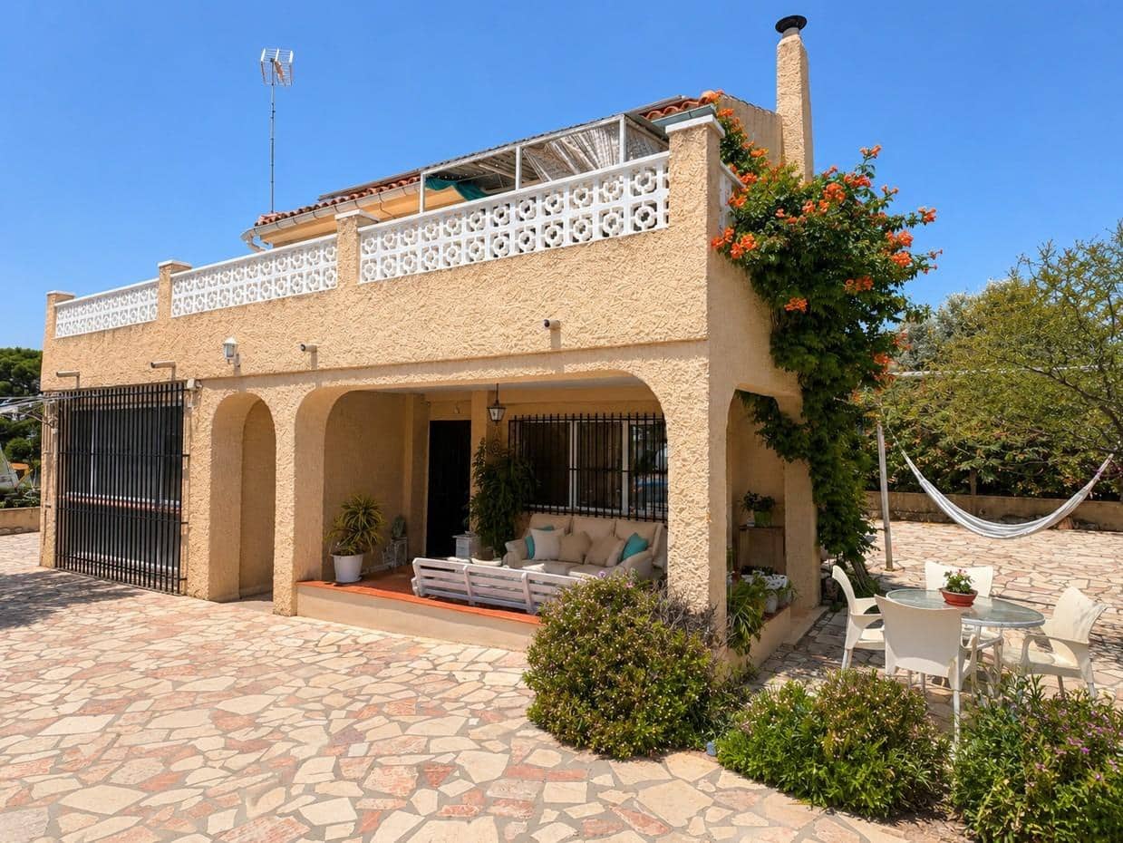 4 bedroom Villa for sale in Busot with pool garage - € 350,000 (Ref: 9900236)