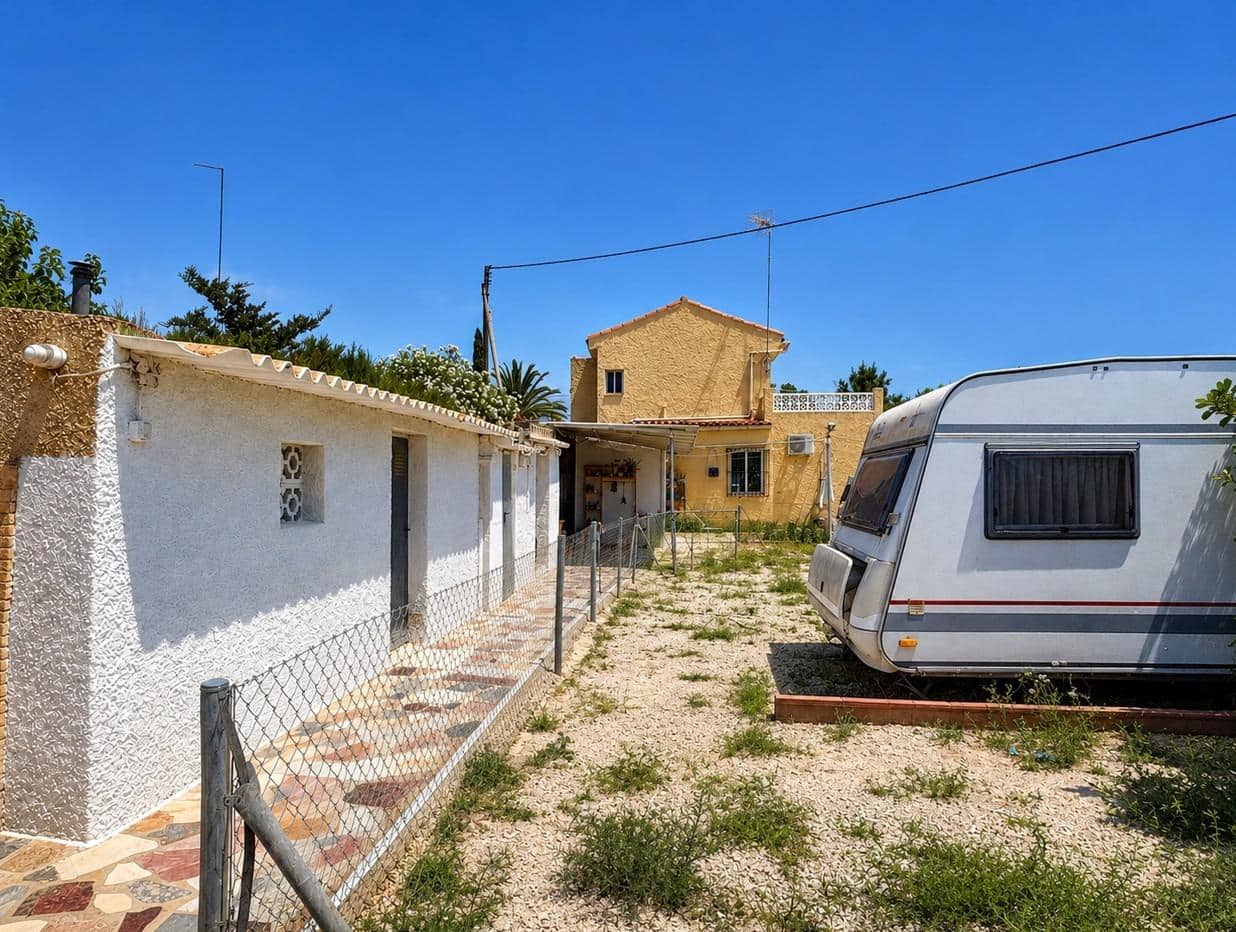 4 bedroom Villa for sale in Busot with pool garage - € 350,000 (Ref: 9900236)