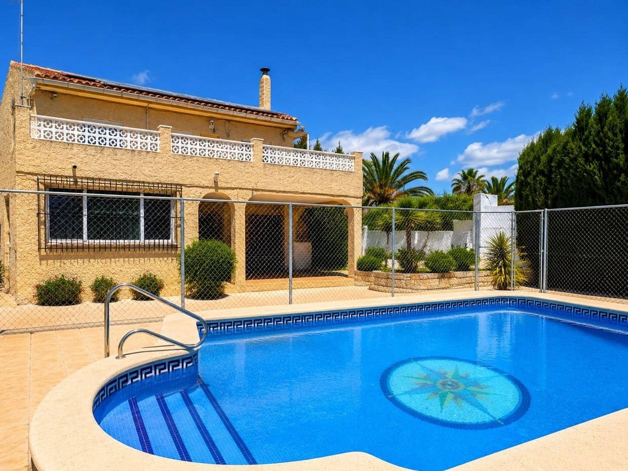 4 bedroom Villa for sale in Busot with pool garage - € 350,000 (Ref: 9900236)