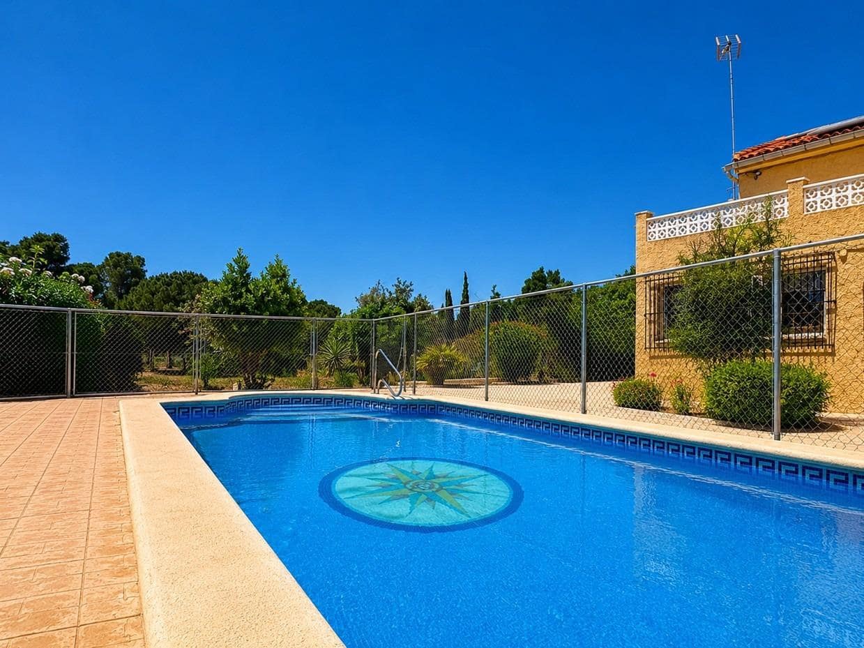4 bedroom Villa for sale in Busot with pool garage - € 350,000 (Ref: 9900236)