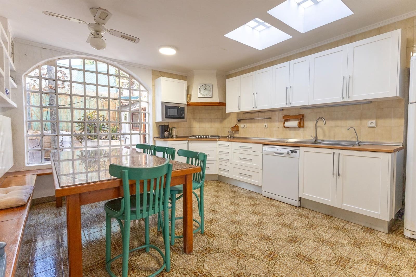 6 bedroom Villa for sale in El Campello with garage - € 525,000 (Ref: 9929557)