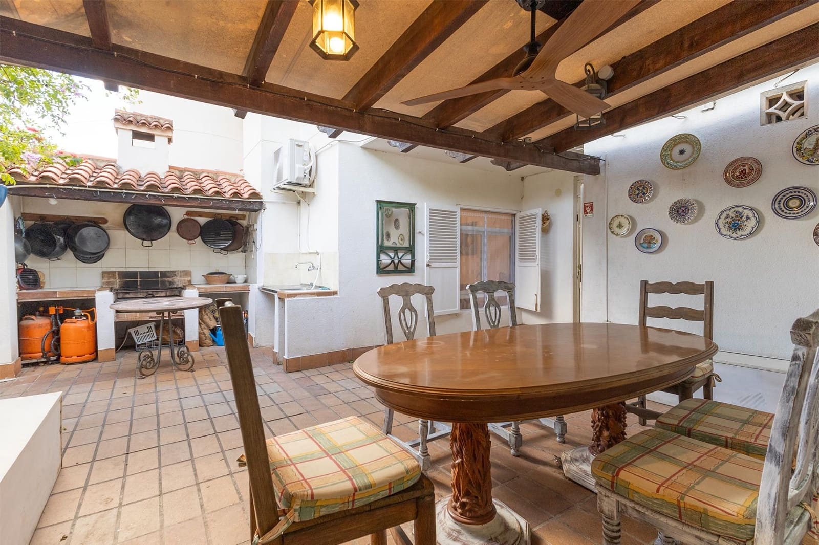 6 bedroom Villa for sale in El Campello with garage - € 525,000 (Ref: 9929557)