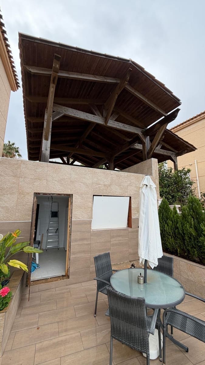 4 sovrum Radhus till salu i Gran Alacant med pool - 490 000 € (Ref: 9949981)