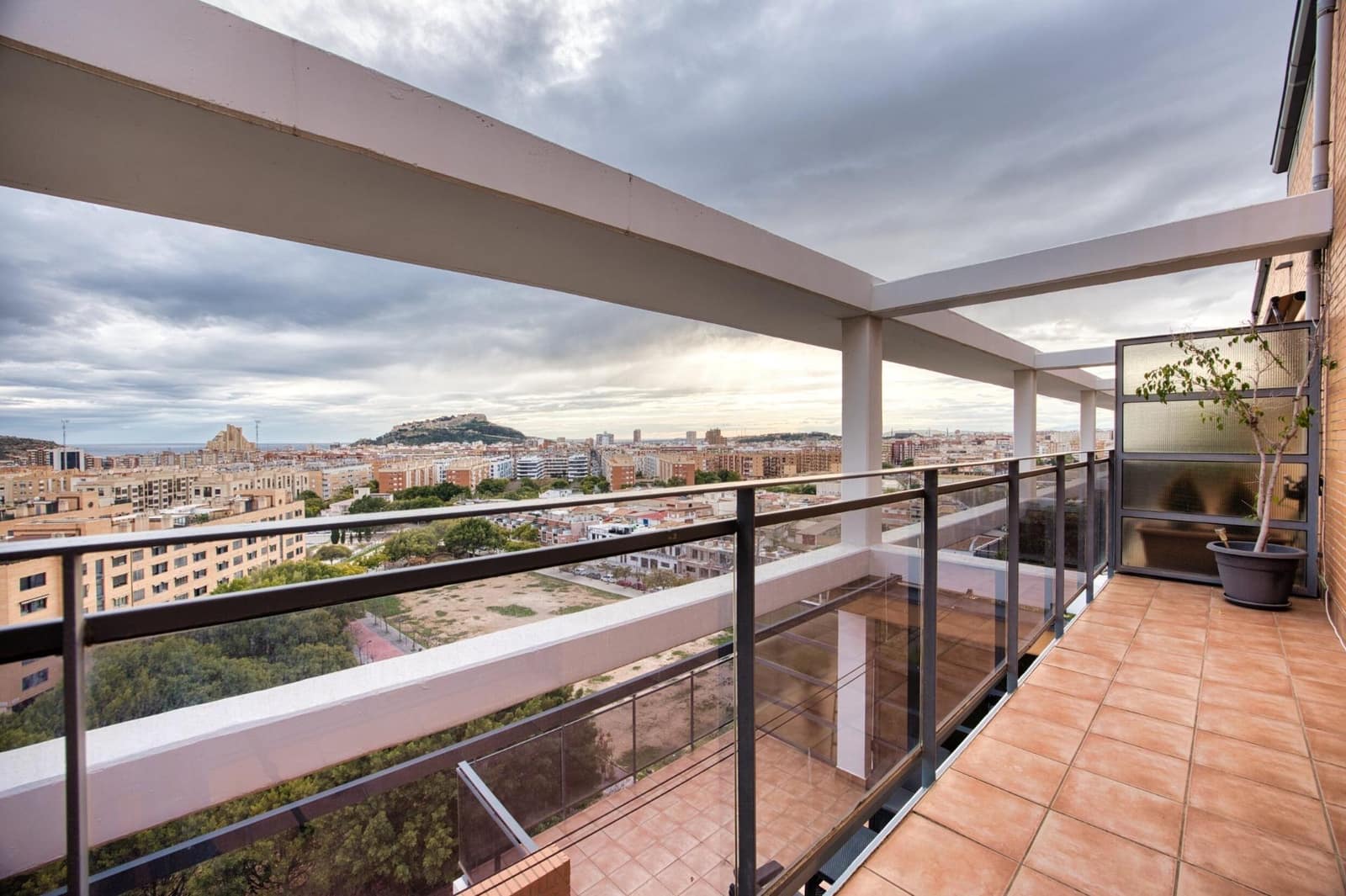 Ático de 2 habitaciones en Alicante / Alacant ciudad en venta con piscina - 450.000 € (Ref: 9952789)