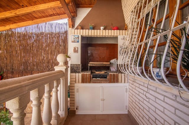 4 soverom Rekkehus til salgs i Playa de San Juan, Alicante by med svømmebasseng garasje - € 650 000 (Ref: 9975601)