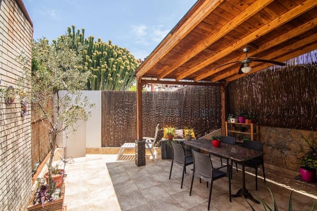 4 soverom Rekkehus til salgs i Playa de San Juan, Alicante by med svømmebasseng garasje - € 650 000 (Ref: 9975601)