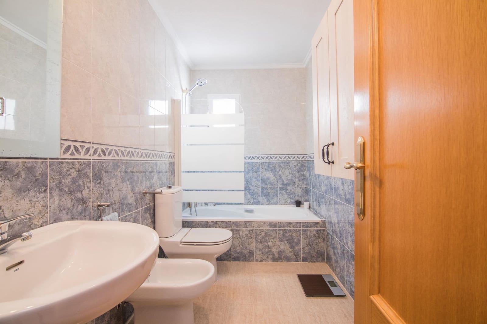 5 bedroom Villa for sale in Monforte del Cid - € 359,900 (Ref: 9975602)