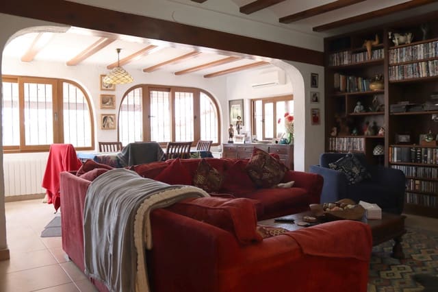 4 soveværelse Villa til salg i Orba med swimmingpool garage - € 515.000 (Ref: 9812459)