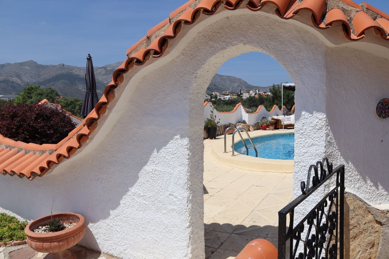 4 soveværelse Villa til salg i Orba med swimmingpool garage - € 515.000 (Ref: 9812459)