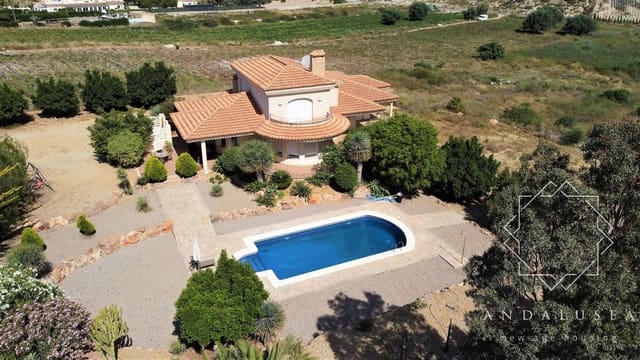 Chalet de 4 habitaciones en Vera Ciudad, Vera en venta con piscina garaje - 695.000 € (Ref: 6706910)