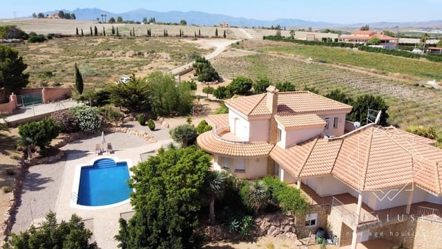 Chalet de 4 habitaciones en Vera Ciudad, Vera en venta con piscina garaje - 695.000 € (Ref: 6706910)
