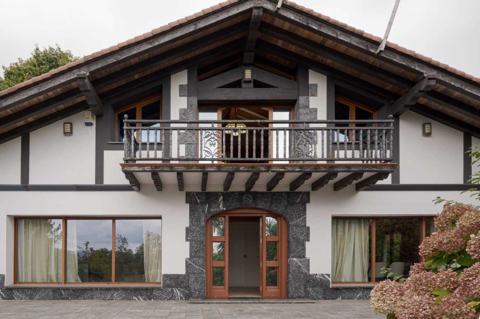 4 bedroom Villa for sale in Donostia-San Sebastian with garage - € 1,590,000 (Ref: 9453724)