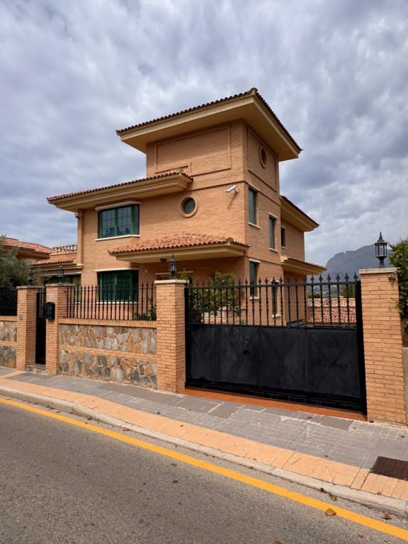 8 bedroom Villa for sale in Benidorm with pool garage - € 890,000 (Ref: 9453743)