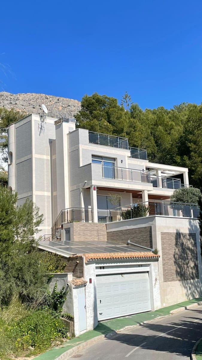 5 bedroom Villa for sale in Altea with pool garage - € 1,350,000 (Ref: 9453791)