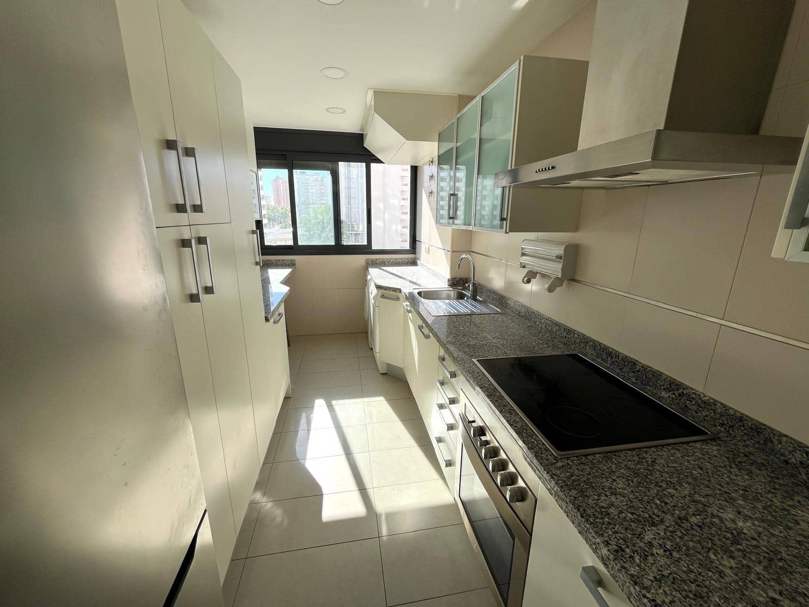 Apartamento de 2 habitaciones en Benidorm en venta con piscina garaje - 450.000 € (Ref: 9453816)