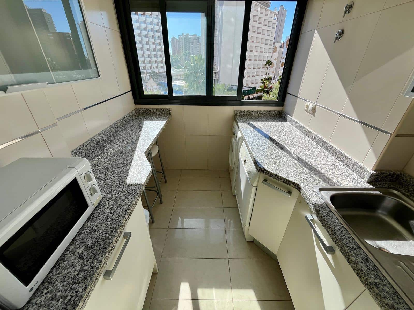 Apartamento de 2 habitaciones en Benidorm en venta con piscina garaje - 450.000 € (Ref: 9453816)