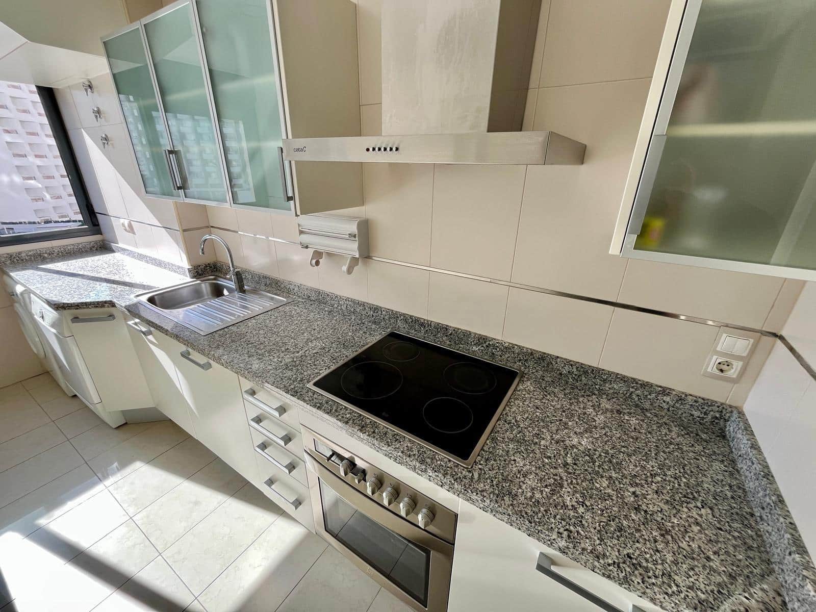 Apartamento de 2 habitaciones en Benidorm en venta con piscina garaje - 450.000 € (Ref: 9453816)