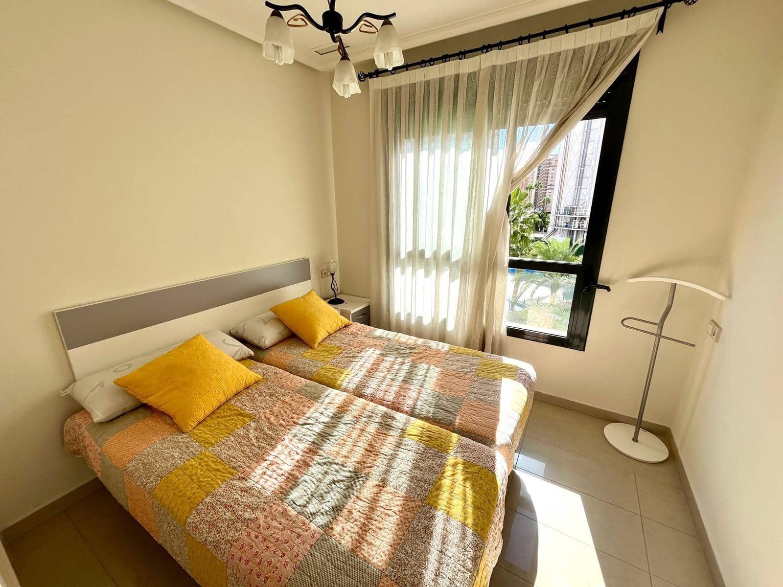 Apartamento de 2 habitaciones en Benidorm en venta con piscina garaje - 450.000 € (Ref: 9453816)