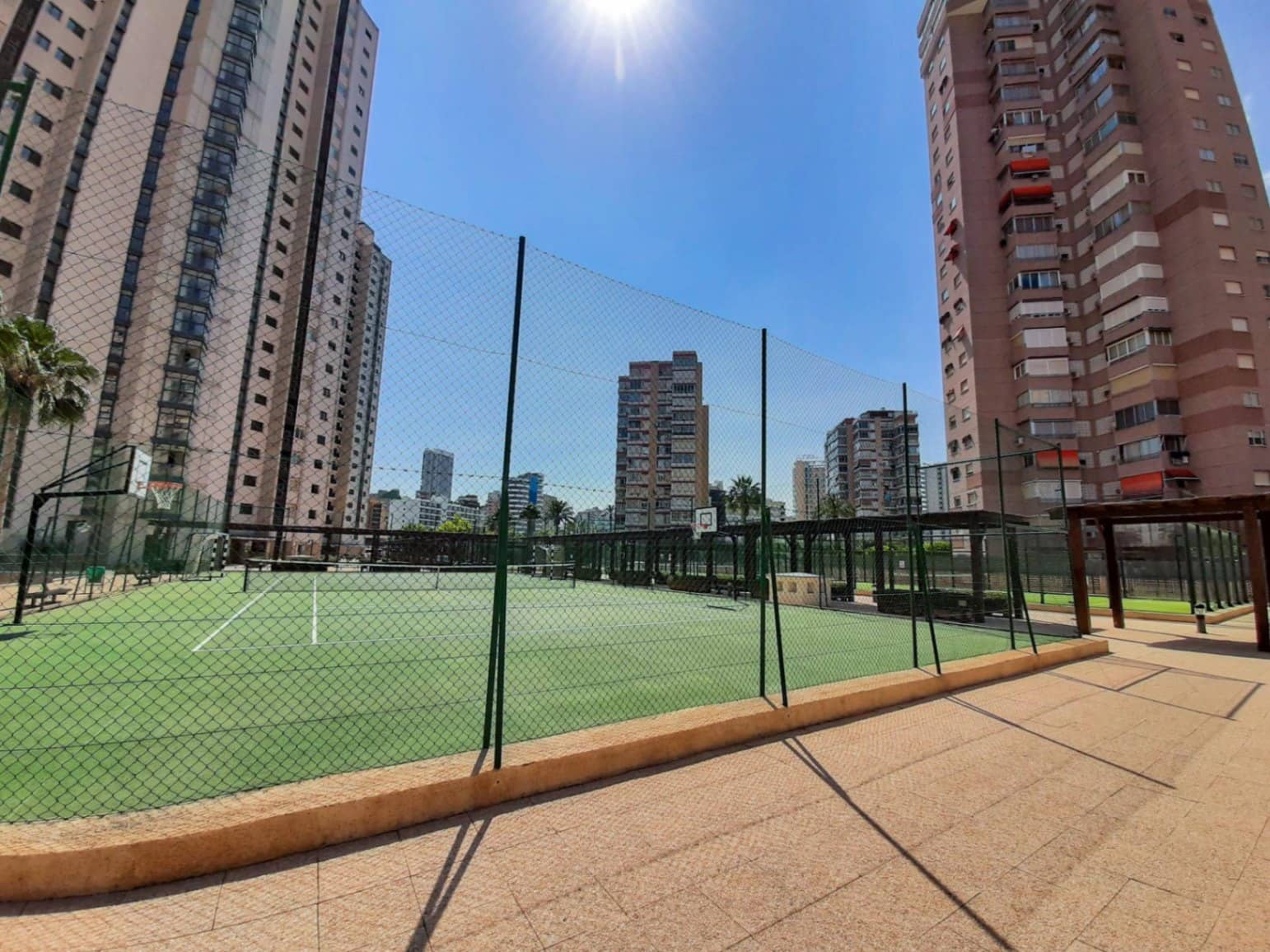 Apartamento de 2 habitaciones en Benidorm en venta con piscina garaje - 450.000 € (Ref: 9453816)