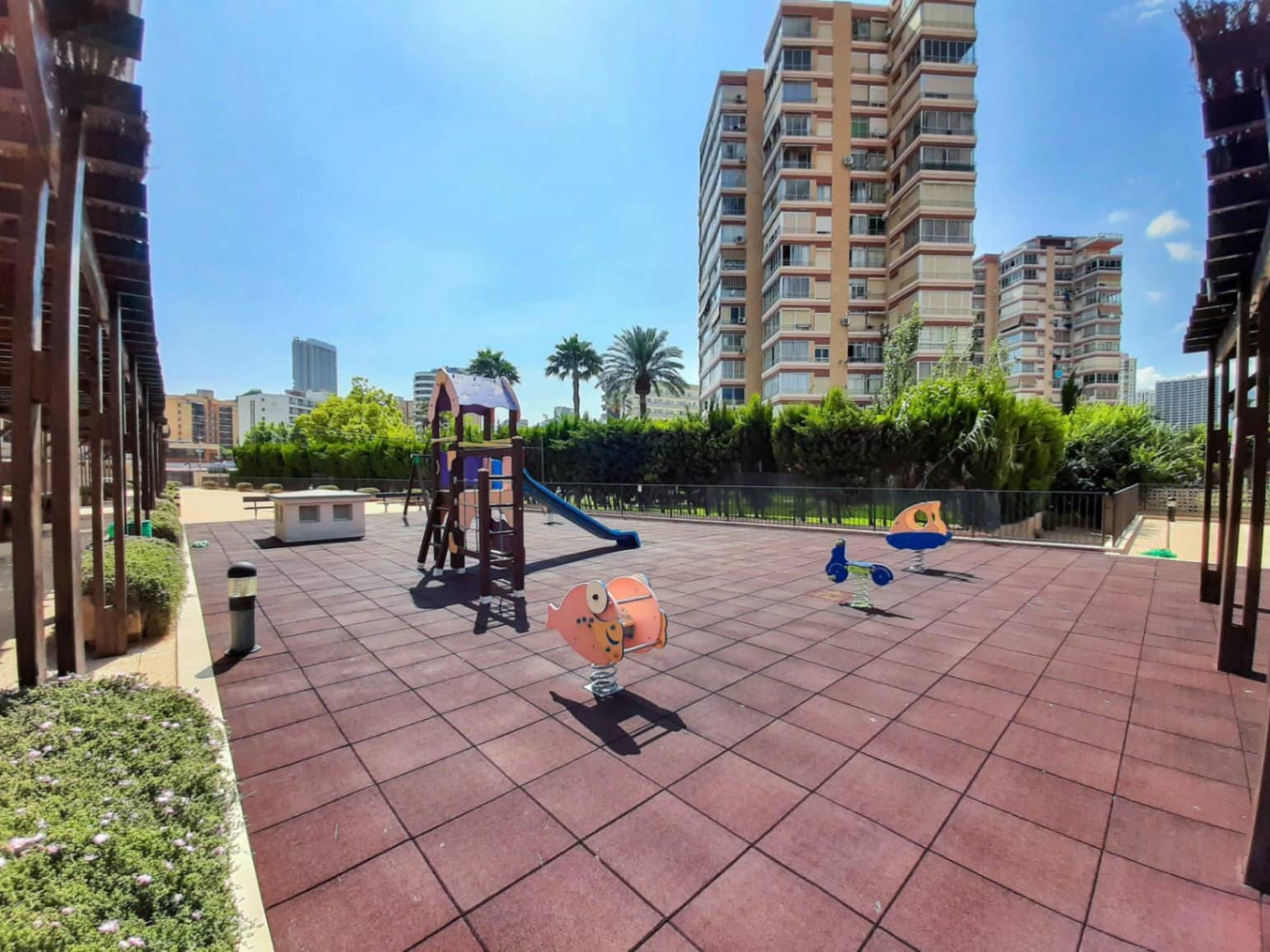 Apartamento de 2 habitaciones en Benidorm en venta con piscina garaje - 450.000 € (Ref: 9453816)