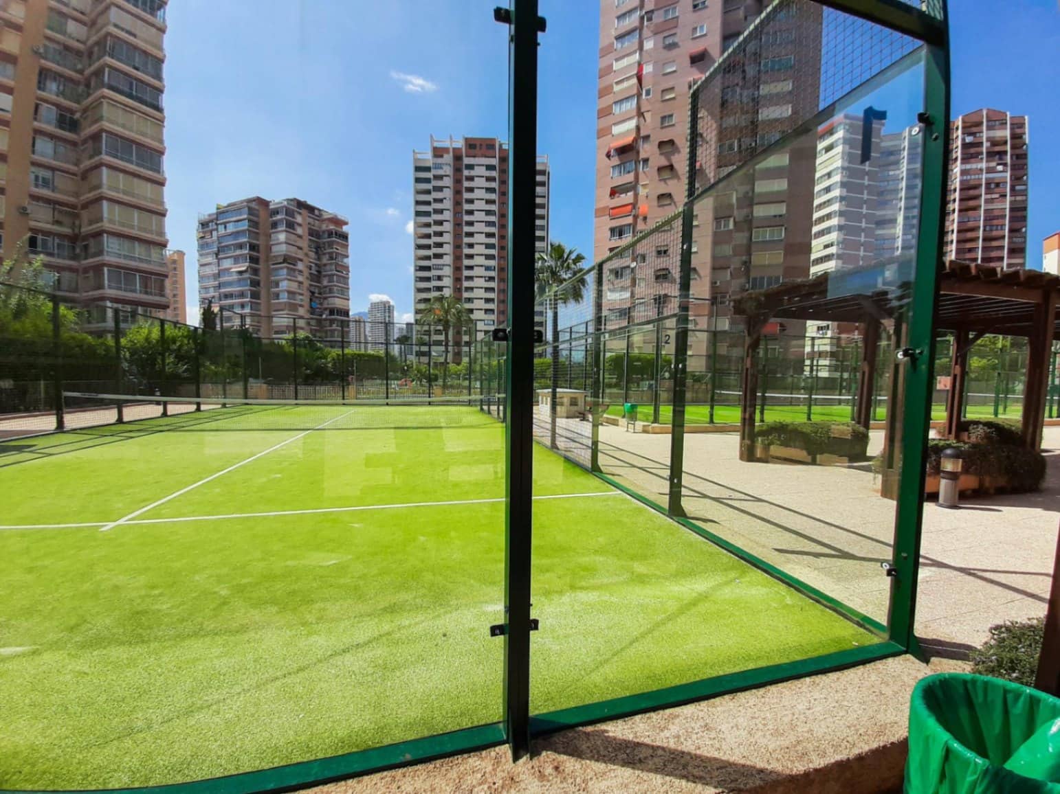 Apartamento de 2 habitaciones en Benidorm en venta con piscina garaje - 450.000 € (Ref: 9453816)
