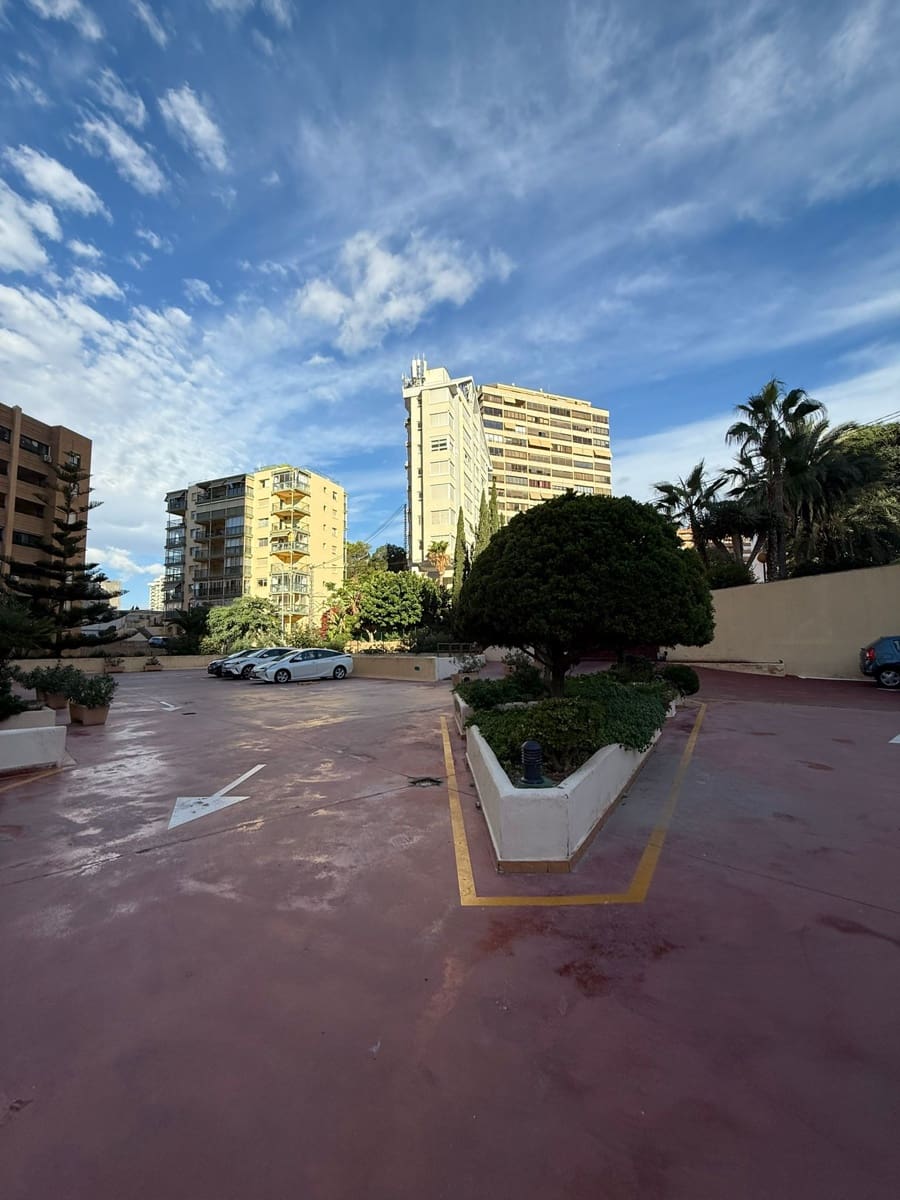 Apartamento de 2 habitaciones en Benidorm en venta con piscina garaje - 240.000 € (Ref: 9454054)