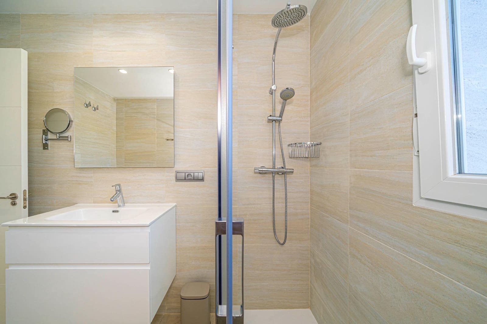 Chalet de 4 habitaciones en Alfaz del Pi / L'Alfàs del Pi en venta con piscina - 975.000 € (Ref: 9454091)